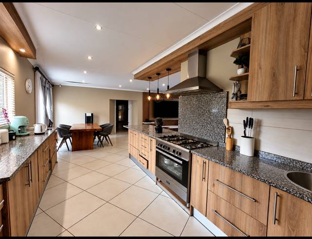 4 BEDROOM HOUSE TO LET IN THREE RIVERS EAST
